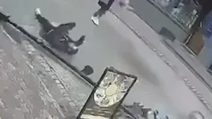 سقوط هولناک چراغ‌برق روی یک زن در پی بی‌احتیاطی یک مرد