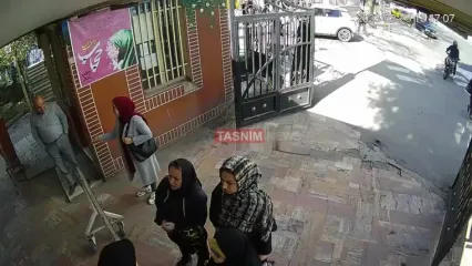سرقت خشن دستبند طلا از زن جوان در تهران لحظه وقوع