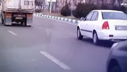 یکی از عجیب‌ترین تصادف های اتوبان امام علی به شمال راننده پژو ۲۰۷ از کجا راهنما میزنه