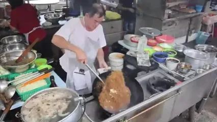 ببینید؛ غذای خیابانی در مالزی؛ پخت نودل و برنج سرخ شده در کوالالامپور