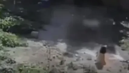 فیلم نجات معجزه‌آسای دختربچه ۵ ساله پس از سقوط از طبقه دوم در ارومیه !