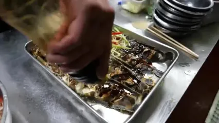 ببینید؛ غذای خیابانی در چین؛ پخت انواع غذا با یک ماهی کمیاب در چینگ دائو