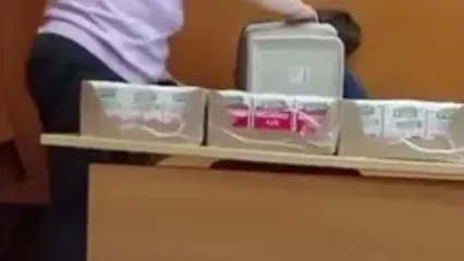 اخراج معلمی که سطل زباله روی سر دانش آموز گذاشت ! / دانش آموز را تهدید به مرگ کرد