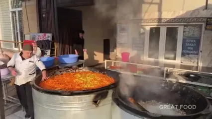 ببینید؛ غذای خیابانی در ازبکستان؛ پخت یک تن سمرقند پلو با گوشت در نمانگان
