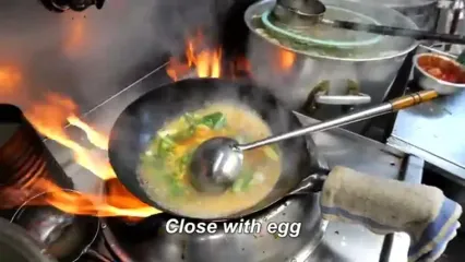 ببینید؛ غذای خیابانی در ژاپن؛ پخت یک غذای محبوب با برنج، گوشت و تخم مرغ در یوکوهاما