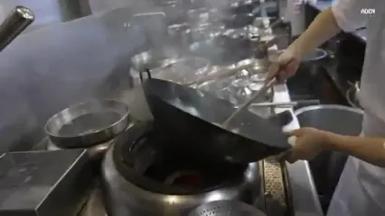 ببینید؛ غذای خیابانی در هنگ کنگ؛ برنج سرخ شده با میگو و پیازچه در کاولون
