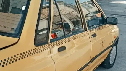 له شدن تاکسی پراید بین دو اتوبوس در سوریه