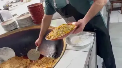 ببینید؛ غذای خیابانی در ازبکستان؛ پخت سمرقند پلو با گوشت شتر مرغ در تاشکند