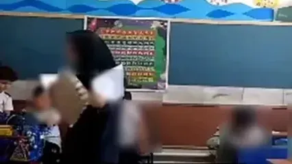 گرمای شدید و بی برقی، معلم کاشانی دانش آموزان را با شانه تخم مرغ باد می زند