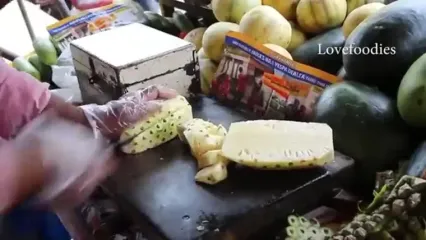 ببینید؛ غذای خیابانی در هند؛ برش ماهرانه طالبی، هندوانه و آناناس در بمبئی