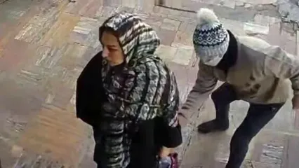 لحظه هولناک سرقت دستبند طلا از یک زن جوان