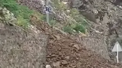 لحظه ریزش سنگ در جاده‌ چالوس