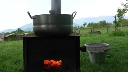 ببینید؛ غذای روستایی در آذربایجان؛ کاشت زعفران، پخت خوراک مرغ و کیک