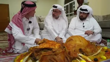 ببینید؛ غذای خیابانی در قطر؛ پخت مندی عربی با شتر کامل