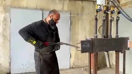 ببینید؛ فرآیند دیدنی ساخت چاقوی کوکری با 150 ساچمه فولادی