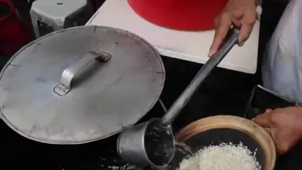 ببینید؛ غذای خیابانی در مالزی؛ پخت پلو مرغ محلی در دیگ سفالی در کوالالامپور