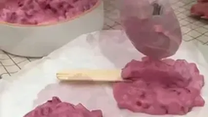 فیلم آموزش بستنی خانگی توت فرنگی با سه قلم جنس