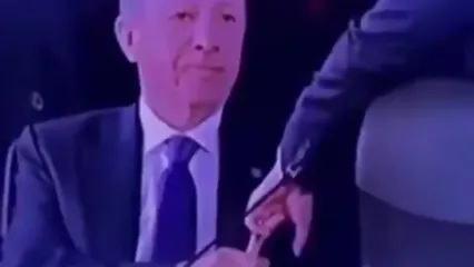 لحظه ای که اردوغان انگشت ماکرون را گرفت