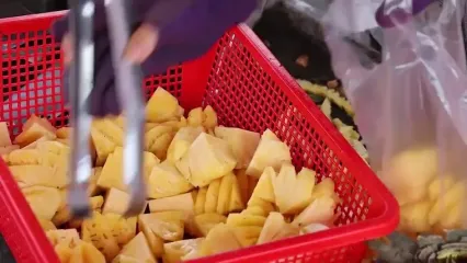 ببینید؛ مهارت دیدنی فروشنده خیابانی در برش سریع آناناس در ویتنام