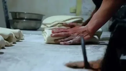 ببینید؛ مراحل تماشایی پخت نان بخارپز سنتی هزار ساله در کارگاهی در چین