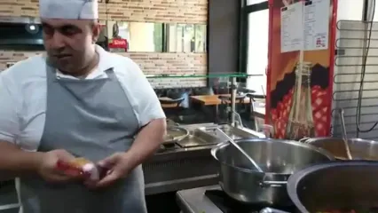 ببینید؛ غذای خیابانی در ترکیه؛ پخت خورشت بادمجان، کیک و تهیه سالاد در استانبول