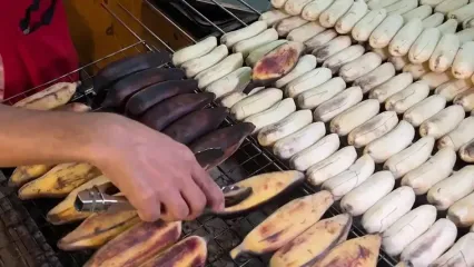 ببنیید؛ غذای خیابانی در تایلند؛ موز کبابی روی زغال در بانکوک