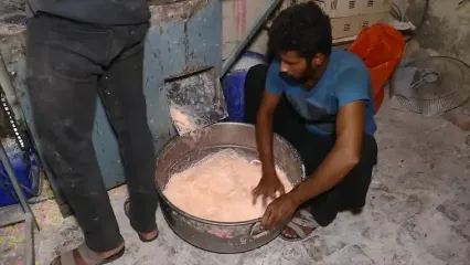 ببینید؛ روش سنتی ساخت هزاران صابون در یک کارگاه در پاکستان