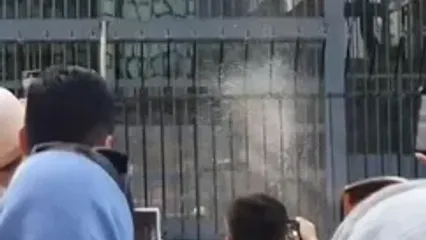 میمون باغ وحش ارم با شیلنگ آب مردم را خیس کرد