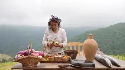 ببینید؛ غذای روستایی در گیلان؛ کباب کردن دو ماهی غول پیکر داخل خاک رس