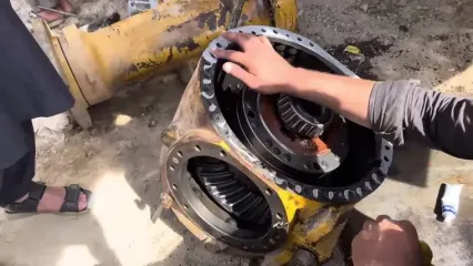 ببینید؛ مراحل تعمیر یک لودر غول پیکر در کارگاهی در پاکستان