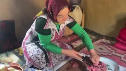 ببینید؛ غذای روستایی در گیلان؛ پخت واوایشکا با جگر گاو و تهیه دمنوش وحشی
