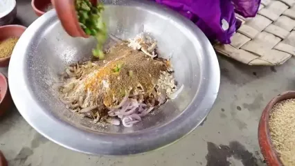 ببینید؛ غذای روستایی در هند؛ تهیه پاکورای مرغ و میگو
