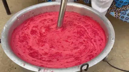 ببینید؛ غذای روستایی در پاکستان؛ تهیه بستنی غول پیکر با هندوانه
