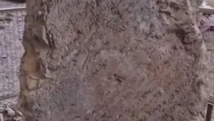 روشن‌ کردن آتش در کنار کتیبه ساسانی ۲۰۰۰ ساله در تنگ براق استان فارس