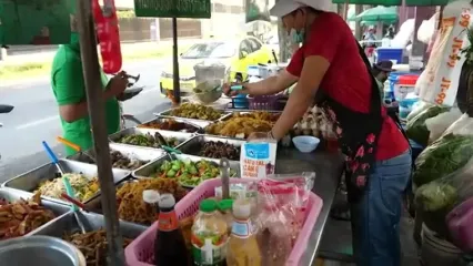 ببینید؛ غذای خیابانی در تایلند؛ برش ماهرانه نارگیل و تهیه بستنی در بانکوک