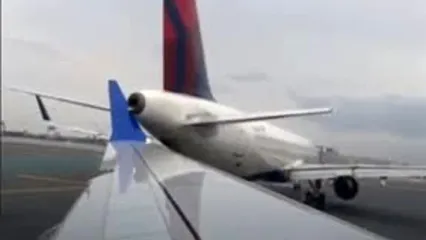 لحظه برخورد ۲ هواپیما در فرودگاه