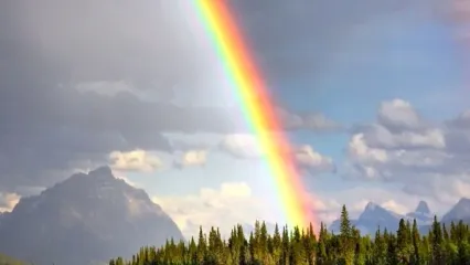 صحنه ای نادر از برخورد رعد و برق با رنگین کمان