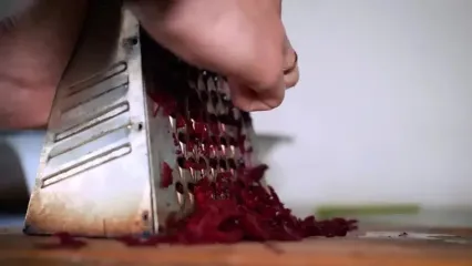 ببینید؛ غذای روستایی در اوکراین؛ پخت سوپ سنتی بُرش (Borscht) توسط بانوی اوکراینی