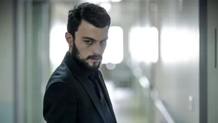 خوش و بشِ بازیگر زخم‌ کاری و علی شادمان در ختم پدر عباس جمشیدی‌فر