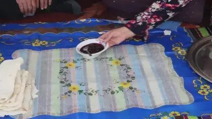 ببینید؛ غذای روستایی در ایران؛ پخت نان لواش در تنور و املت خرما