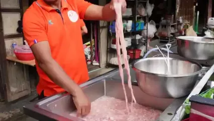ببینید؛ غذای خیابانی در تایلند؛ پخت خورشت و کباب اردک در بانکوک