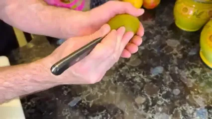 ببینید؛ نحوه تهیه سینی های خلاقانه میوه توسط آشپز آمریکایی؛ از انبه تا توت فرنگی