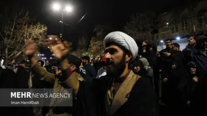 شعار برای ساخت بمب اتم در میدان انقلاب