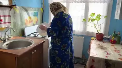 ببینید؛ غذای روستایی در اوکراین؛ پخت غذا با لبو در هوای برفی توسط یک مادربزرگ