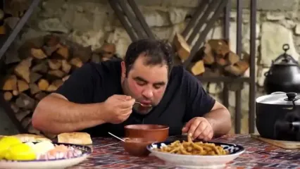 ببینید؛ غذای روستایی در روسیه؛ پخت یک غذای سنتی با سیرابی توسط آشپز ماهر داغستانی