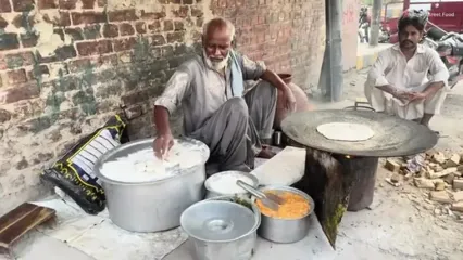 ببینید؛ غذای خیابانی در پاکستان؛ پخت صبحانه محبوب ساگ و پراته در لاهور
