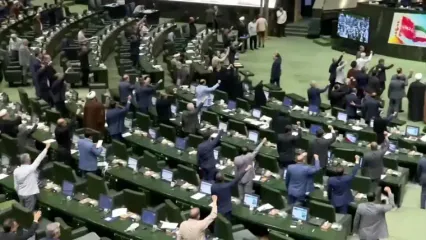 شعار مرگ بر آمریکا و مرگ بر اسرائیل در مجلس پس از تصویب طرح تعلیق همکاری با آژانس اتمی