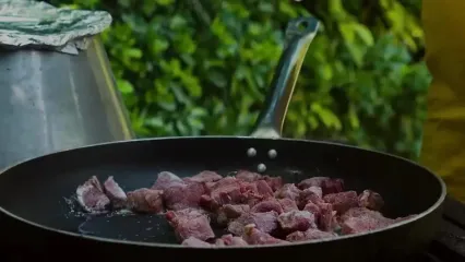 ببینید؛ غذای روستایی در آذربایجان؛ پخت یک چلو خورشت متفاوت با گوشت و بادمجان