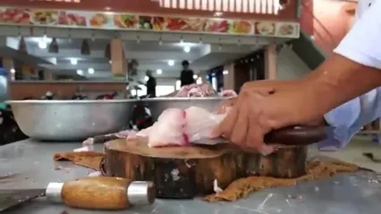 ببینید؛ غذای خیابانی در ویتنام؛ برش ماهرانه ماهی هامور غول پیکر و تهیه انواع غذا با آن در «موی نه»