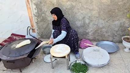 ببینید؛ غذای روستایی در ایران؛ پخت کلانه، یک نان سنتی و معطر توسط مادر بزرگ ایلامی